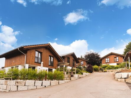 Außenansicht der Chalets am Diemelsee